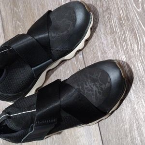 Sorel womens black rubber and mesh Velcro ankle boots. Size 7.5